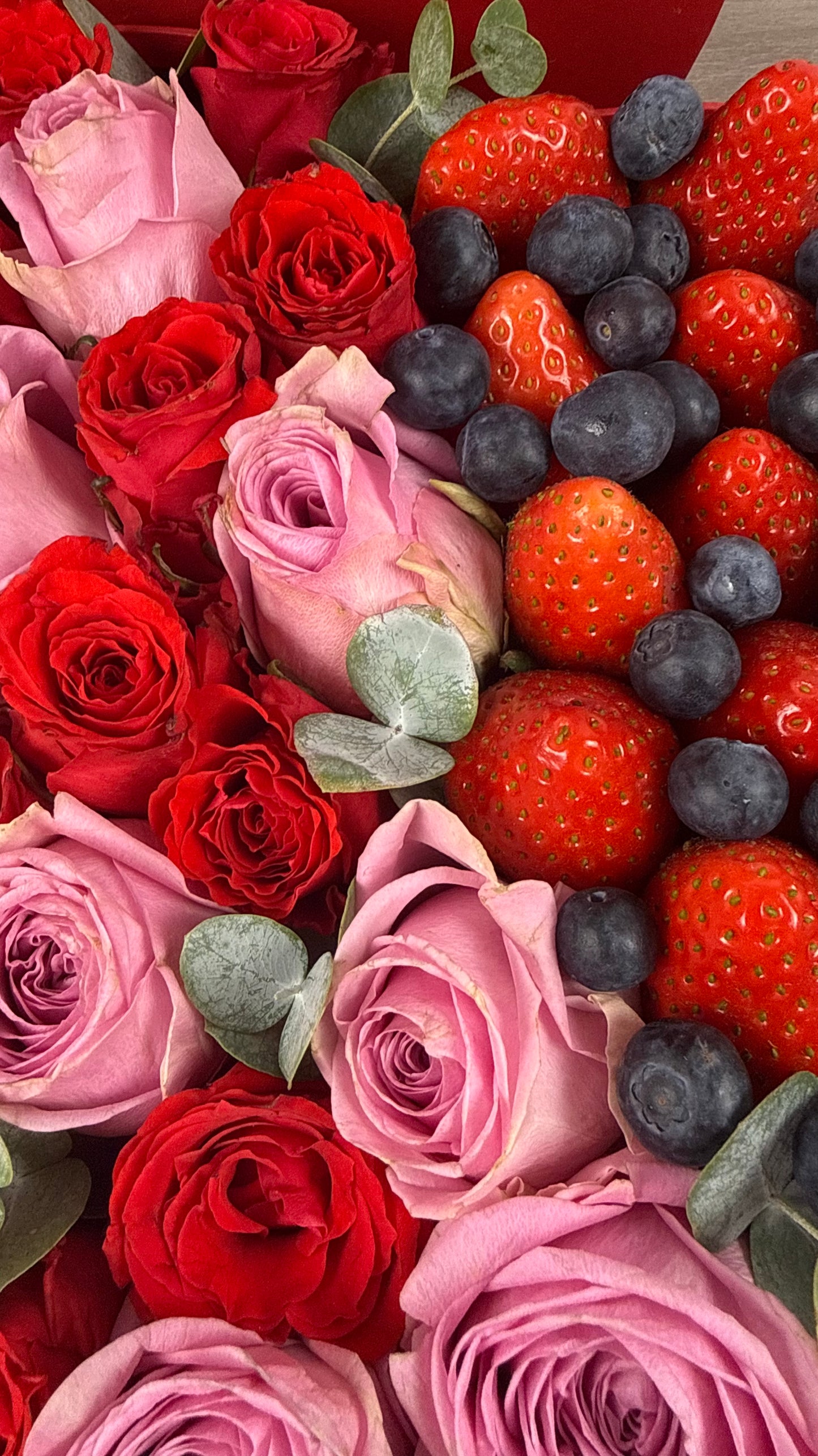 Caja Grande con fresas y frutas rojas