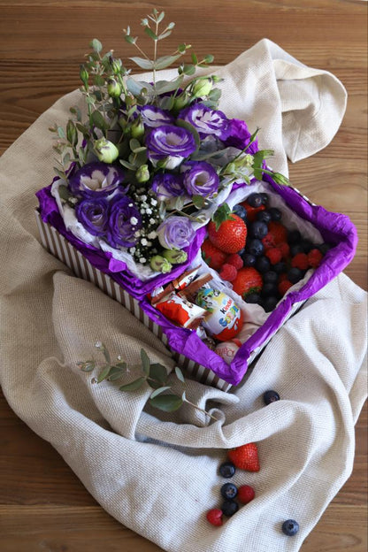 Caja con flores , frutos rojos y chocolatinas