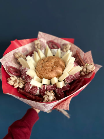 Detalle de tarjeta de felicitación personalizada adjunta al ramo gastronómico