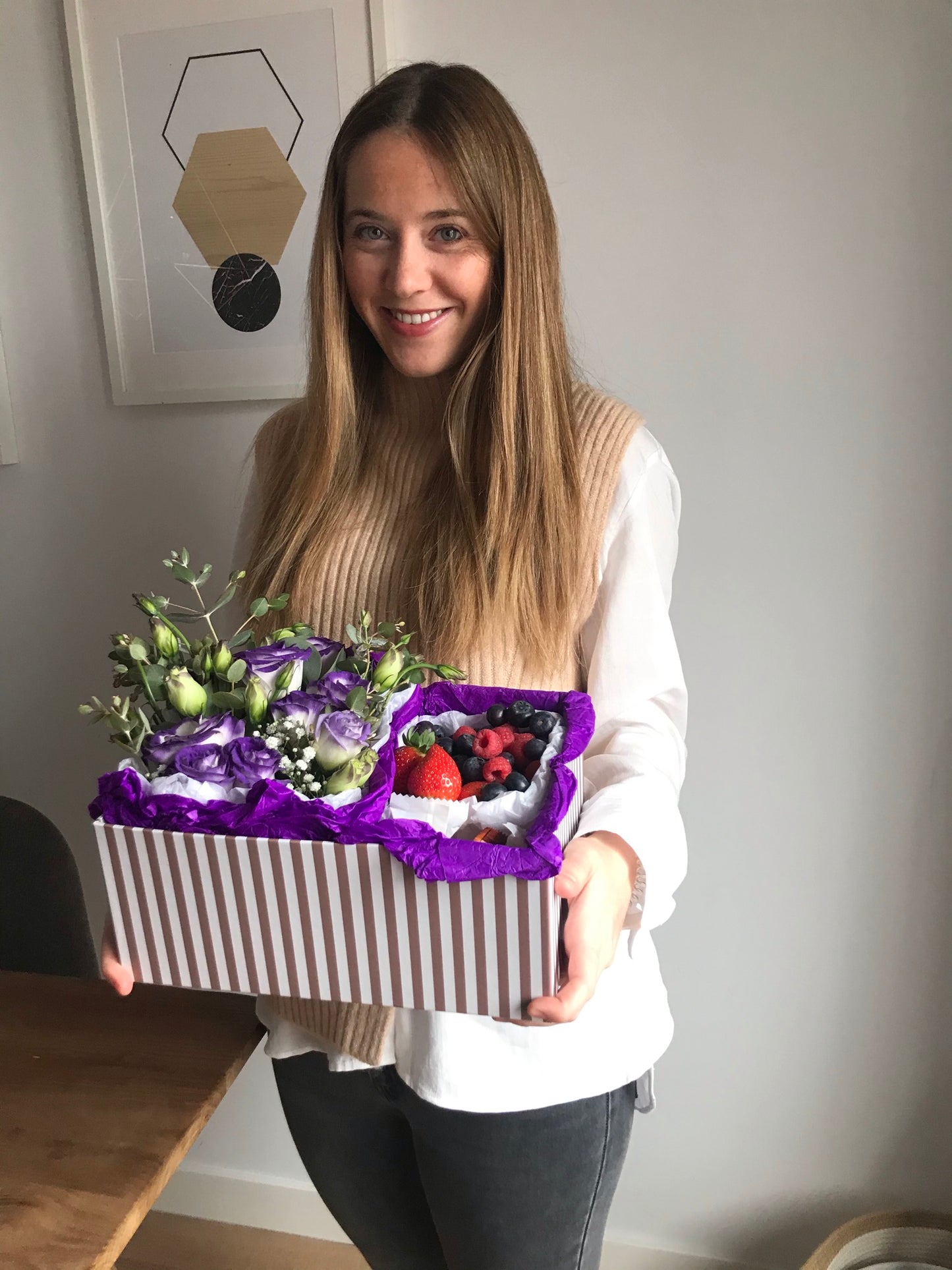 Caja con flores , frutos rojos y chocolatinas