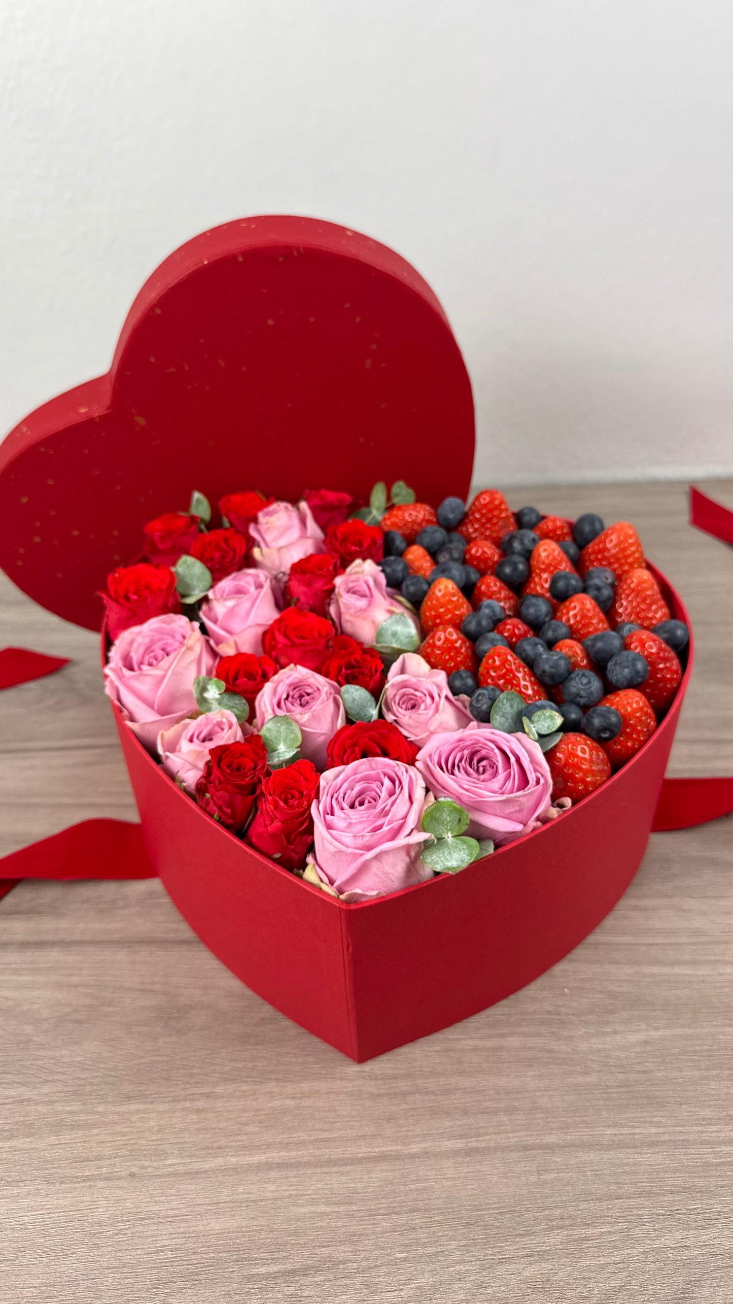 Caja Grande con fresas y frutas rojas